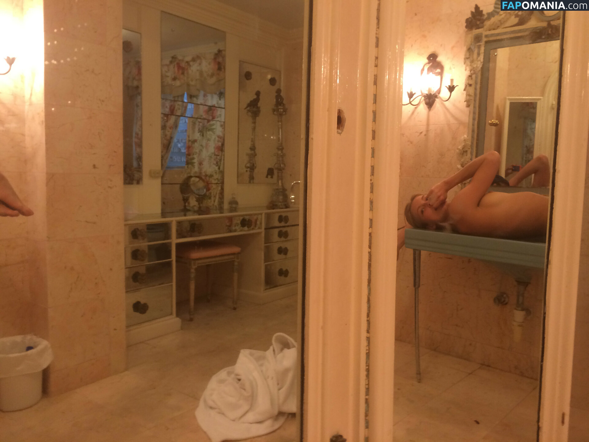 Allegra Carpenter Nu Foto vazada #19