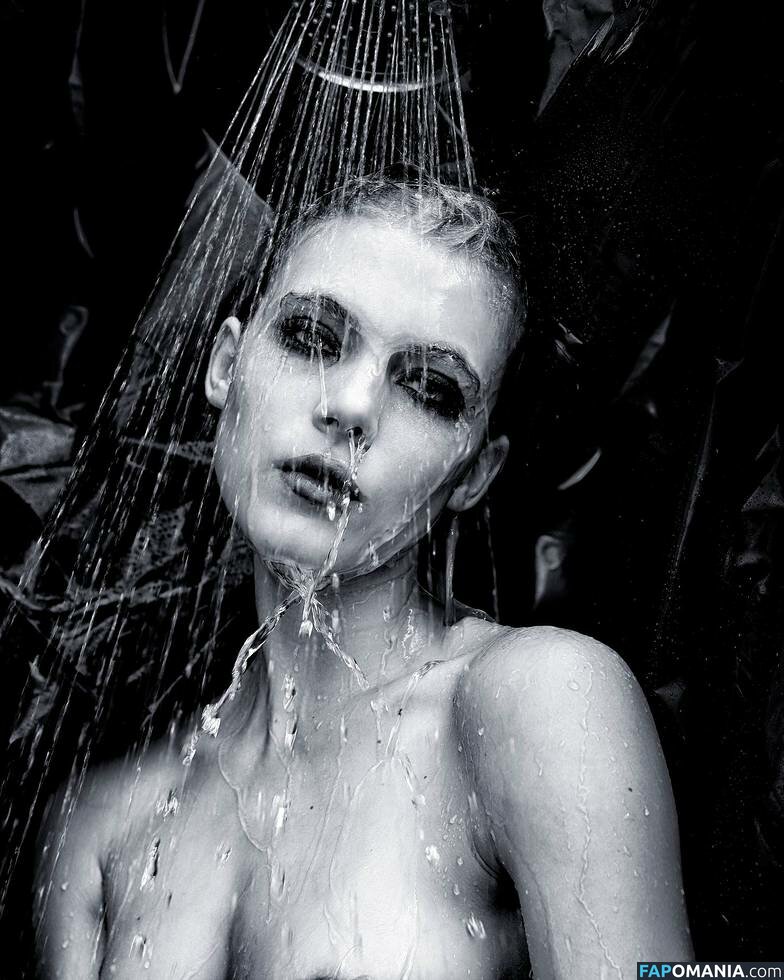 Allegra Carpenter Nu Foto vazada #81