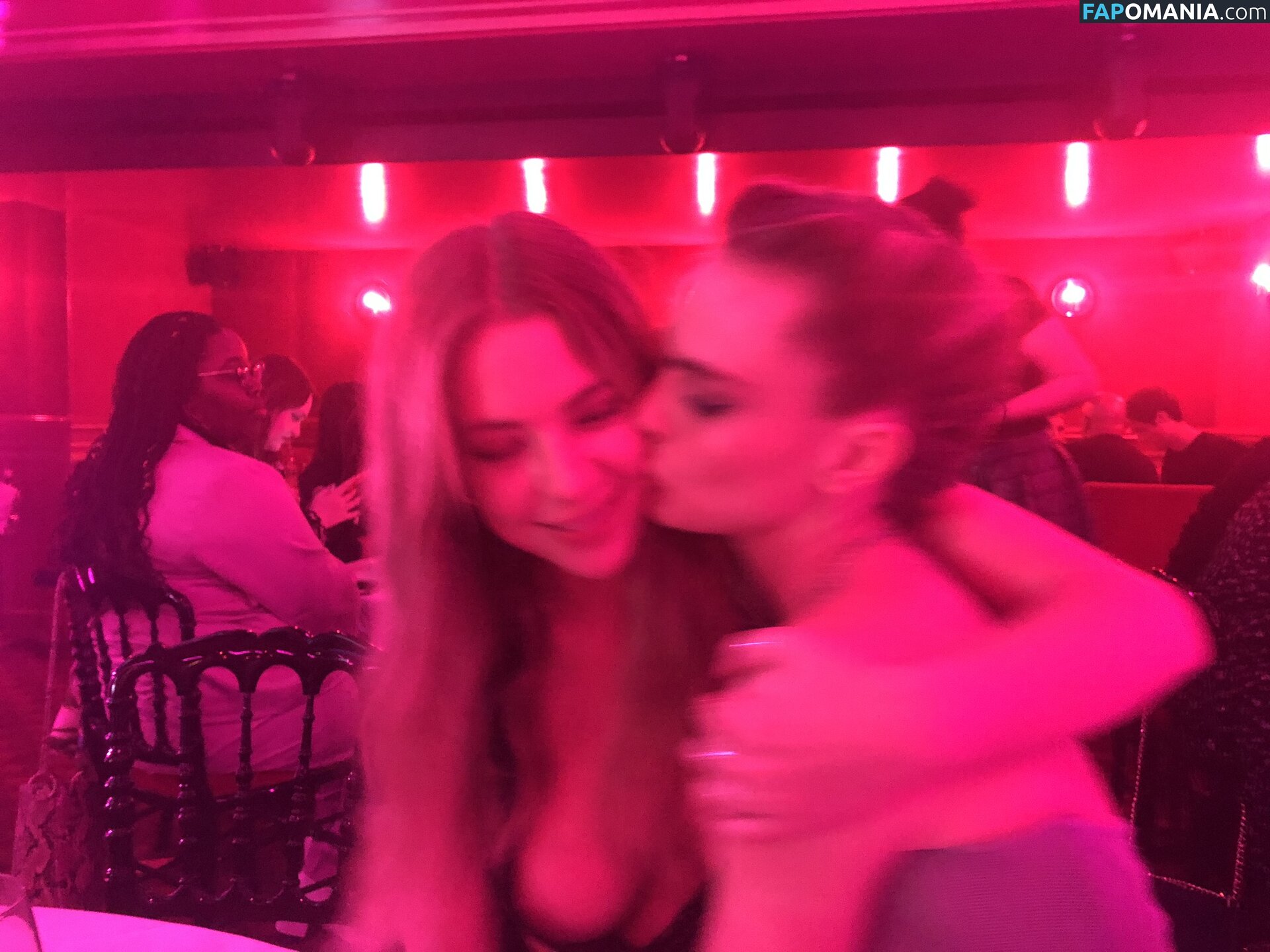 Ashley Benson And Cara Delevingne Nu Foto vazada #51