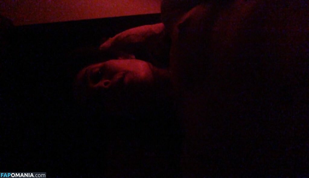 Carly Pope Nu Foto vazada #7