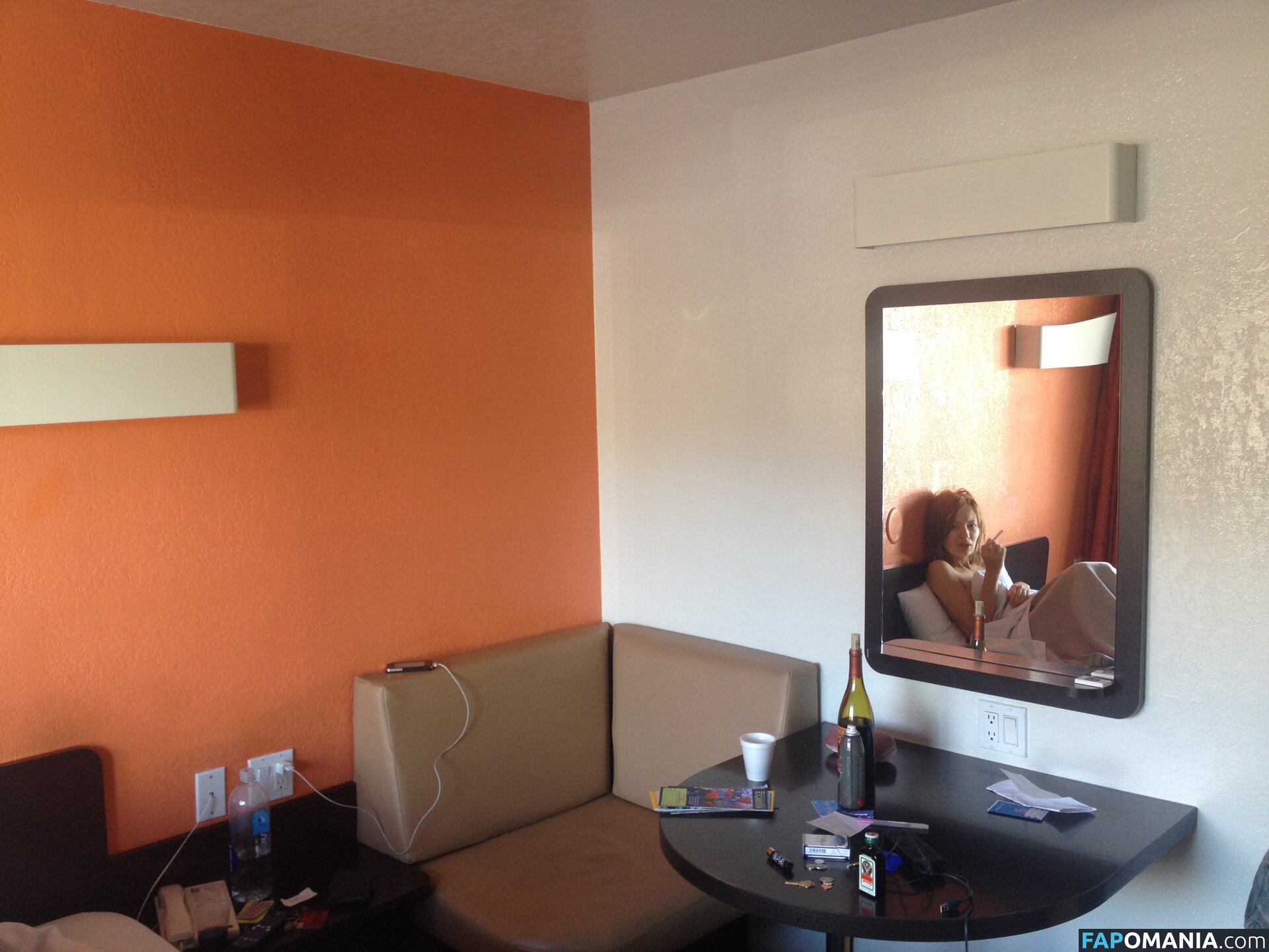 Emily Browning Nu Foto vazada #4