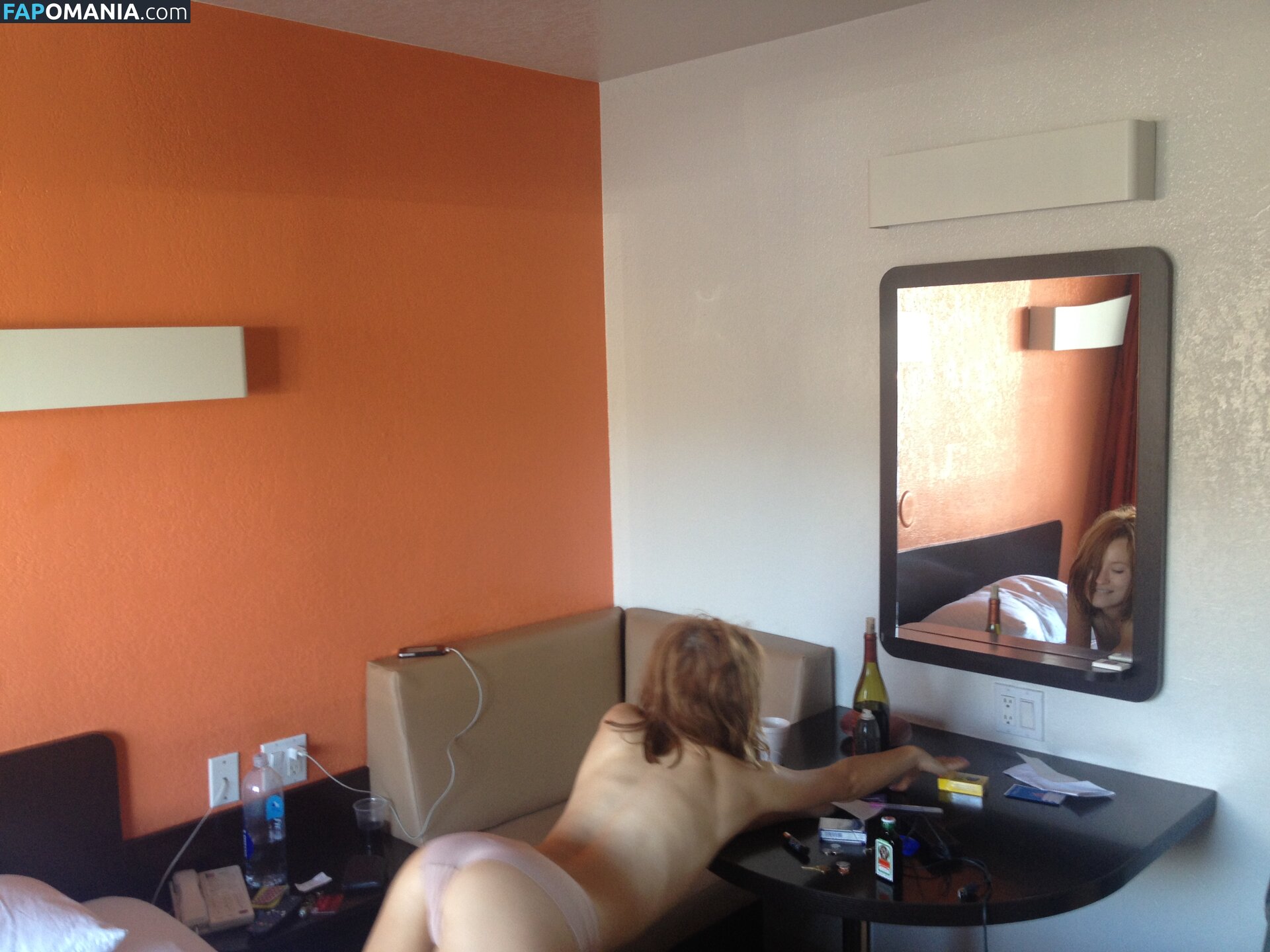 Emily Browning Nu Foto vazada #8