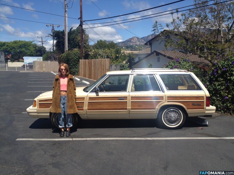 Emily Browning Nu Foto vazada #25