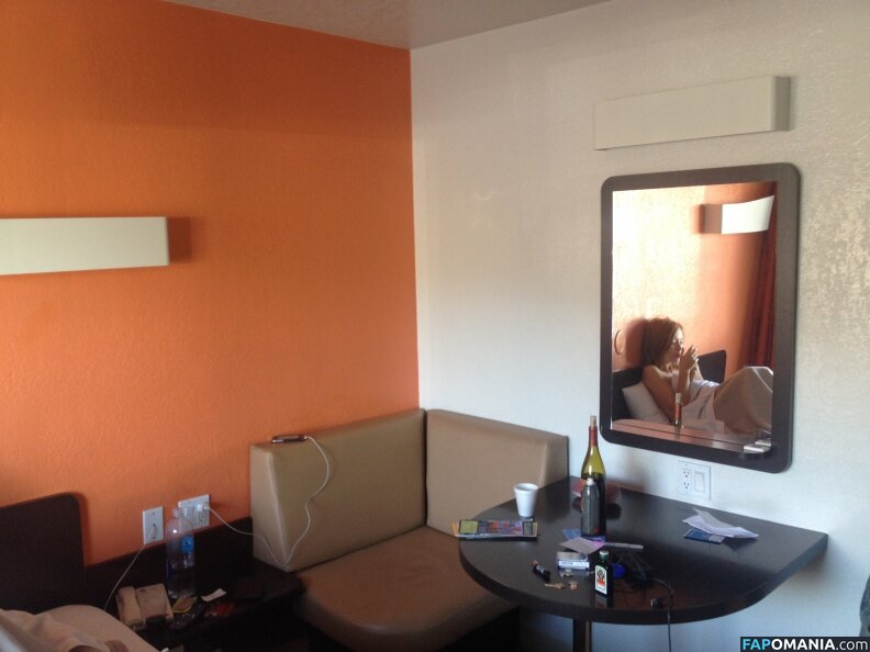 Emily Browning Nu Foto vazada #28