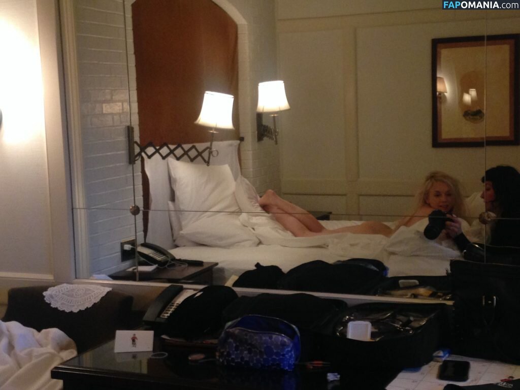 Emily Kinney Nu Foto vazada #9