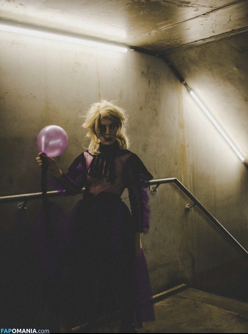 Izzy Phillips Nu Foto vazada #16