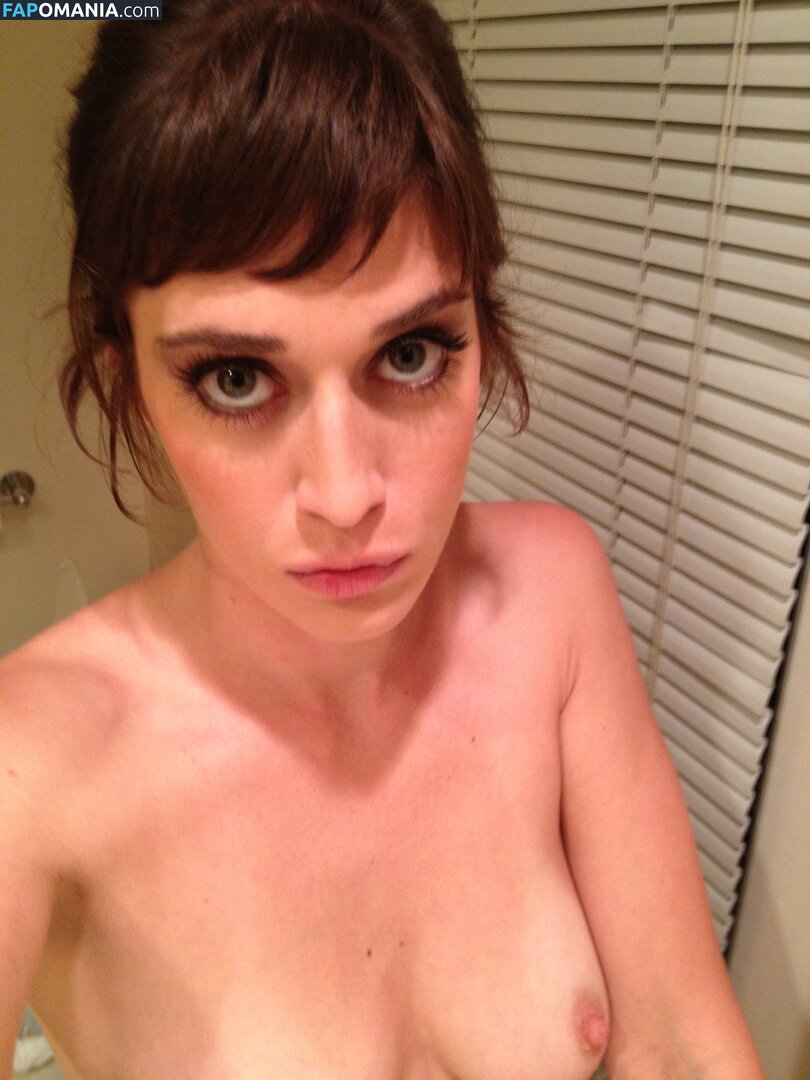Lizzy Caplan Nu Foto vazada #1