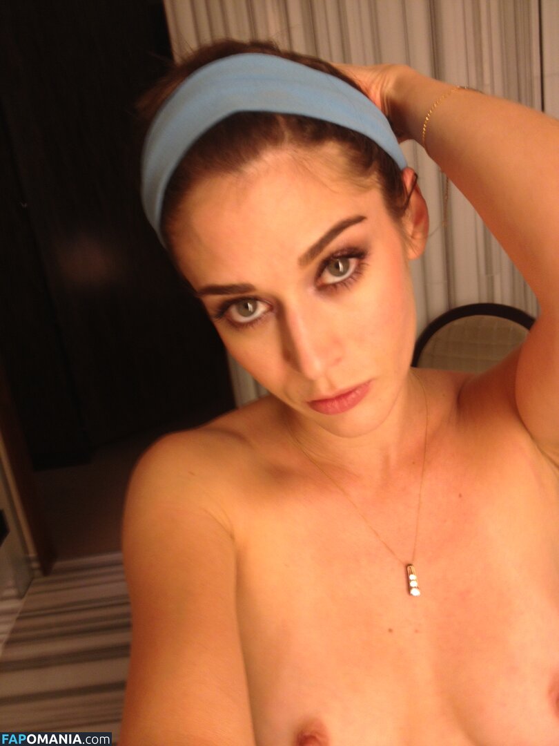 Lizzy Caplan Nu Foto vazada #7