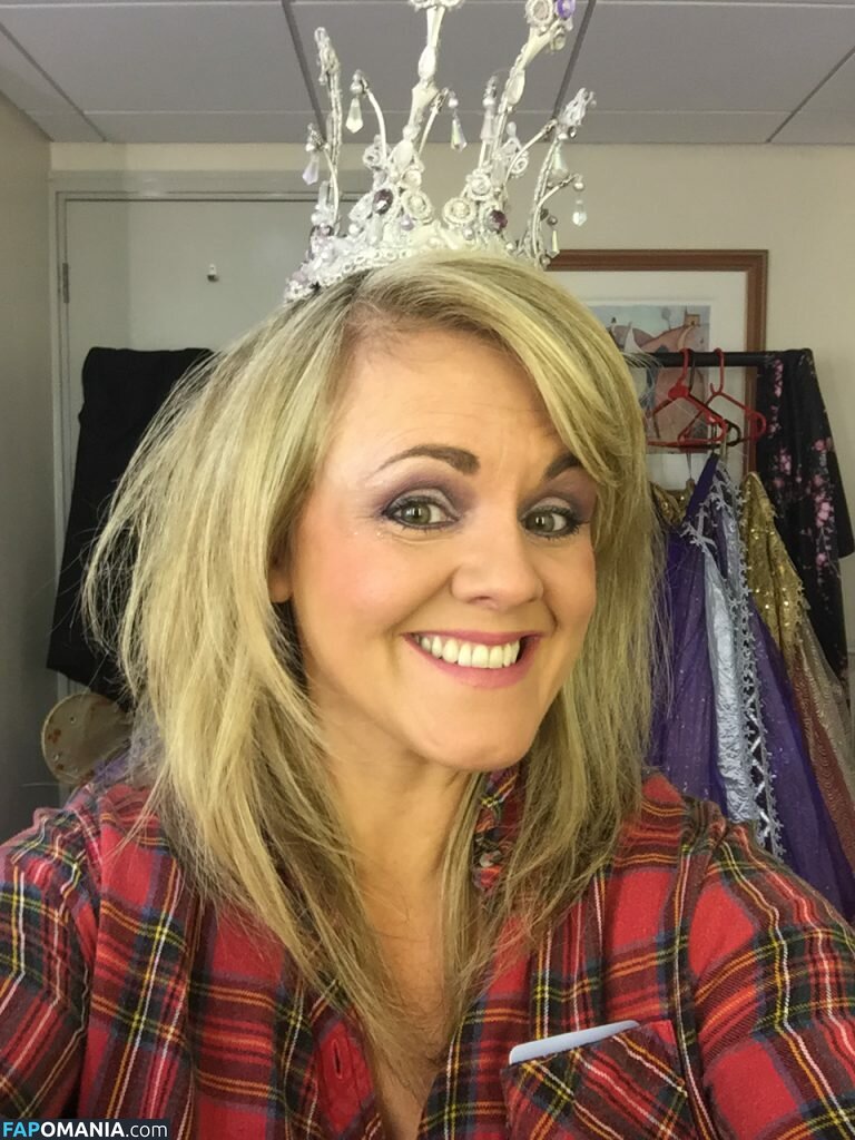 Sally Lindsay Nu Foto vazada #1