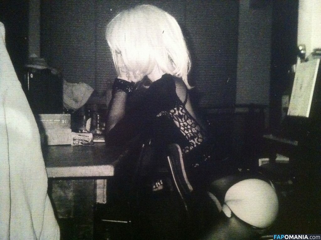Suki Waterhouse Nu Foto vazada #39