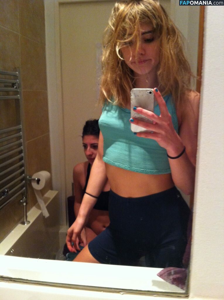 Suki Waterhouse Nu Foto vazada #46
