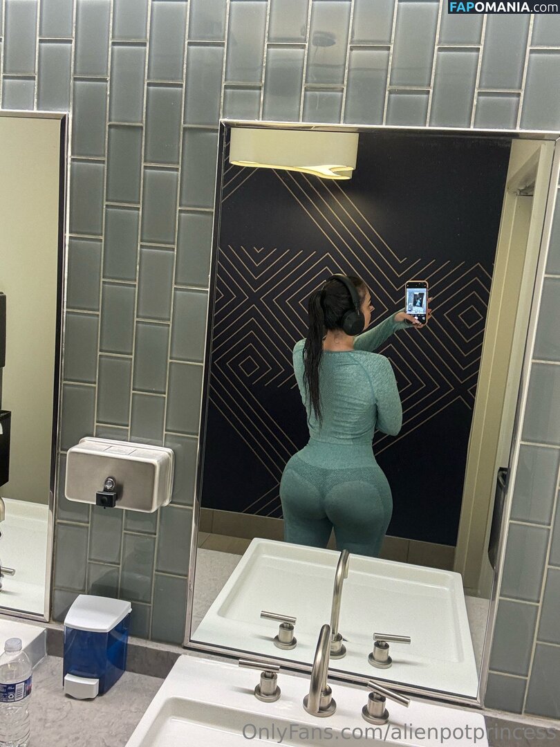 AlienPotPrincess / _alienpotprincess_ Nu OnlyFans  Foto vazada #5