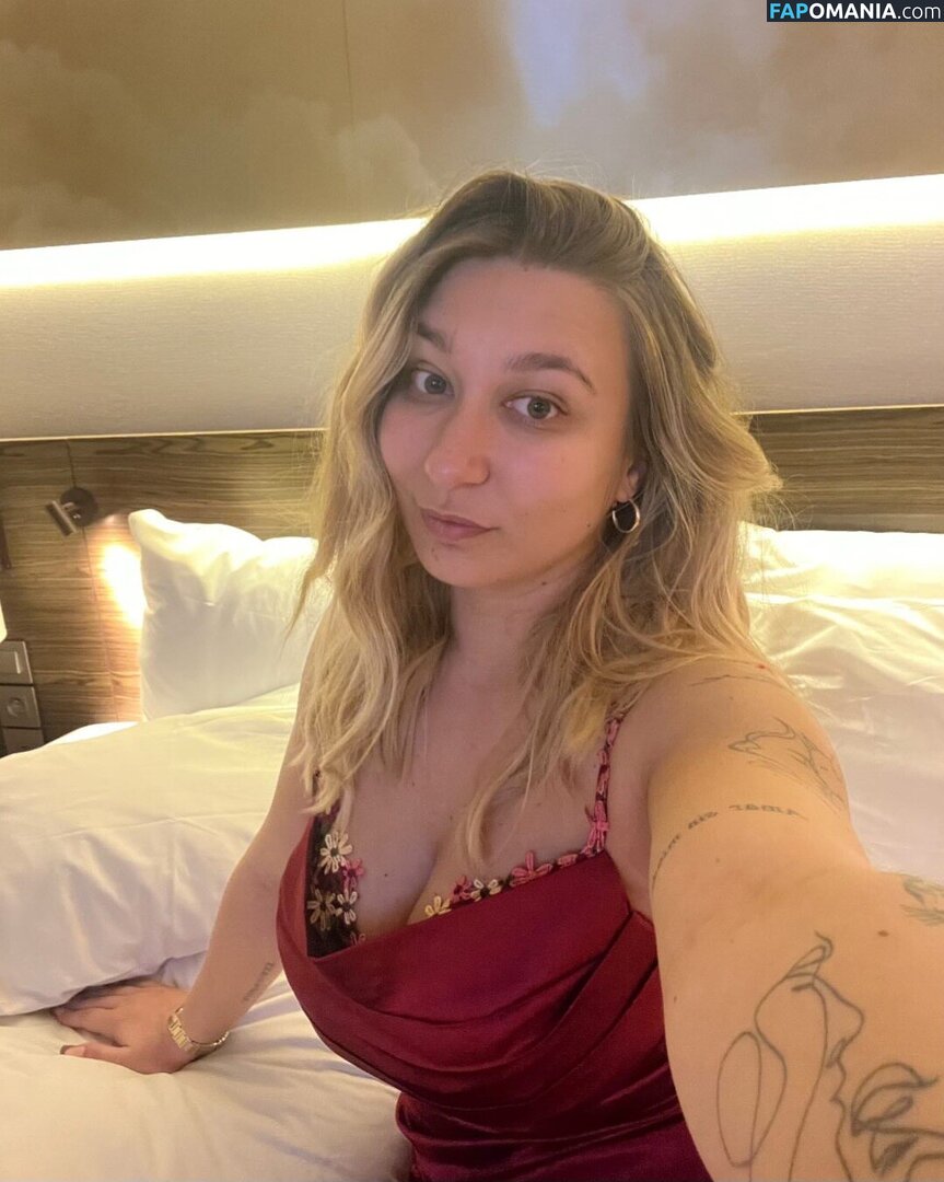 Apoline Perret / apolineprrt / shaniaperrett Nu OnlyFans  Foto vazada #3