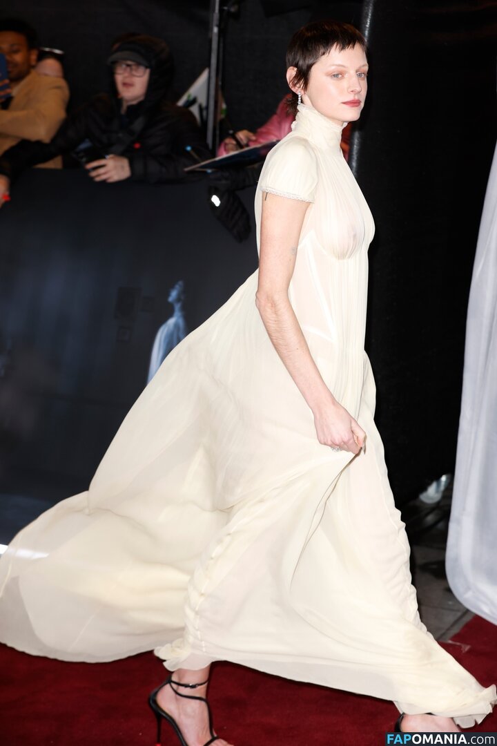 Emma Corrin / emmalouisecorrin Nu OnlyFans  Foto vazada #4