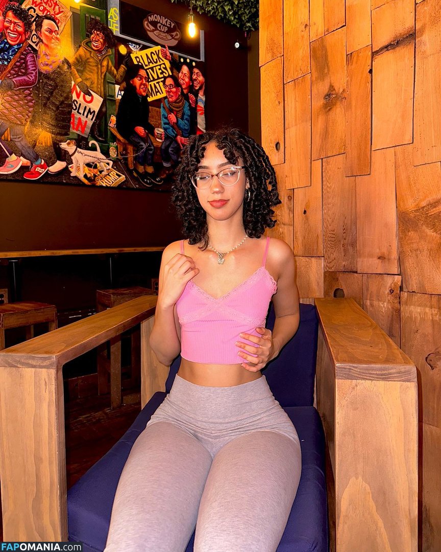 eliana / ewmxt / lalayravo / woahnatty Nu OnlyFans  Foto vazada #25