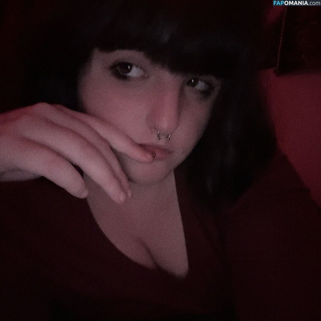 Myka / floral.and.fading._ / lets.cheers.t0.this Nu OnlyFans  Foto vazada #2