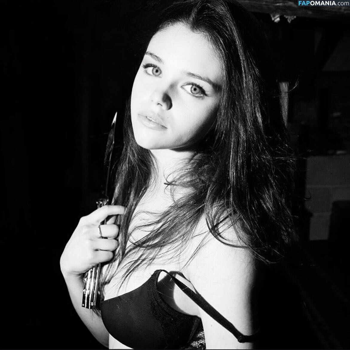 India Eisley / https: / indiaeisley Nu OnlyFans  Foto vazada #2