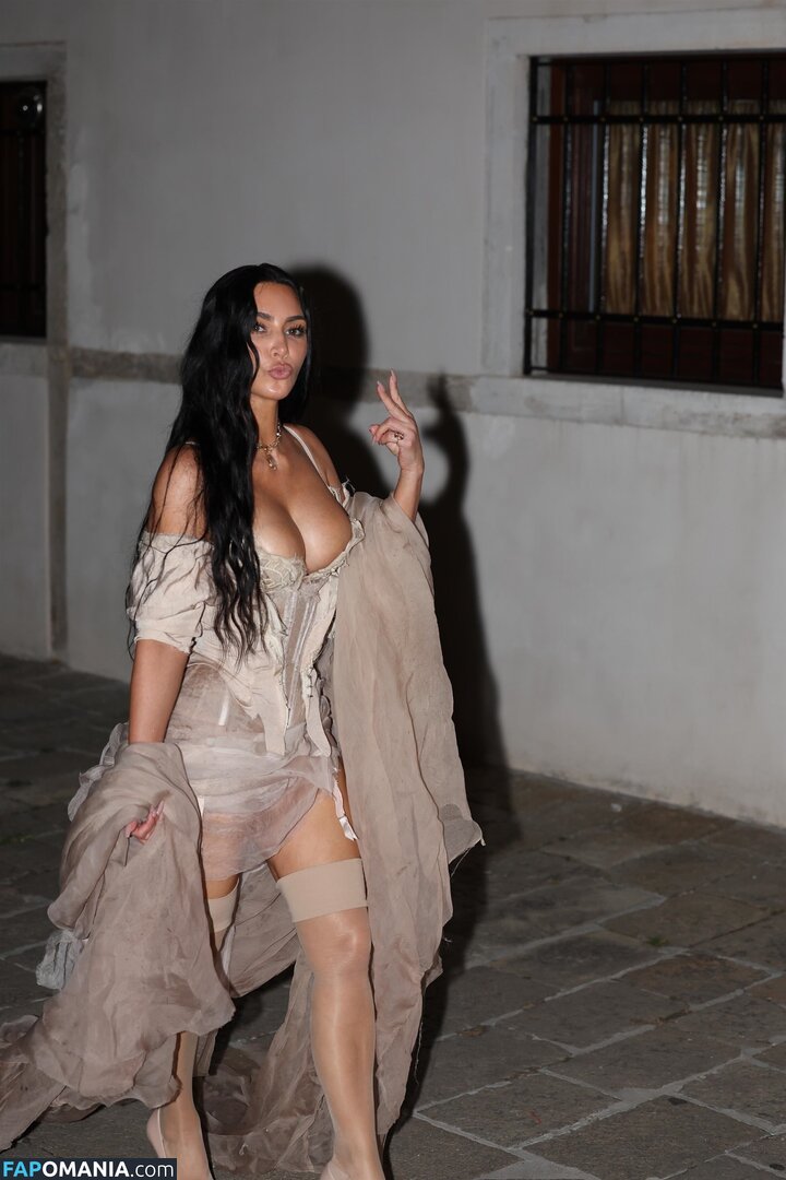 Kim Kardashian / kimkadarshian / kimkardashian Nu OnlyFans  Foto vazada #23