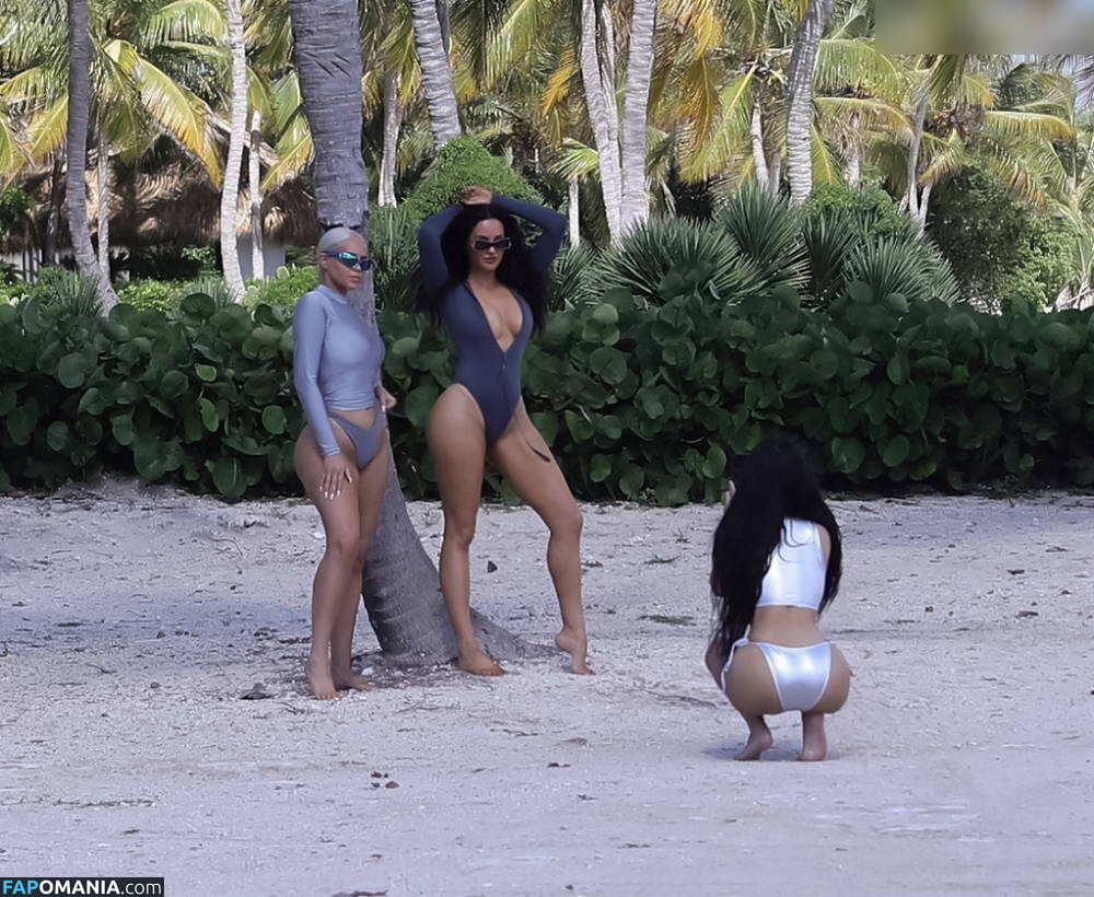Kim Kardashian / kimkadarshian / kimkardashian Nu OnlyFans  Foto vazada #86