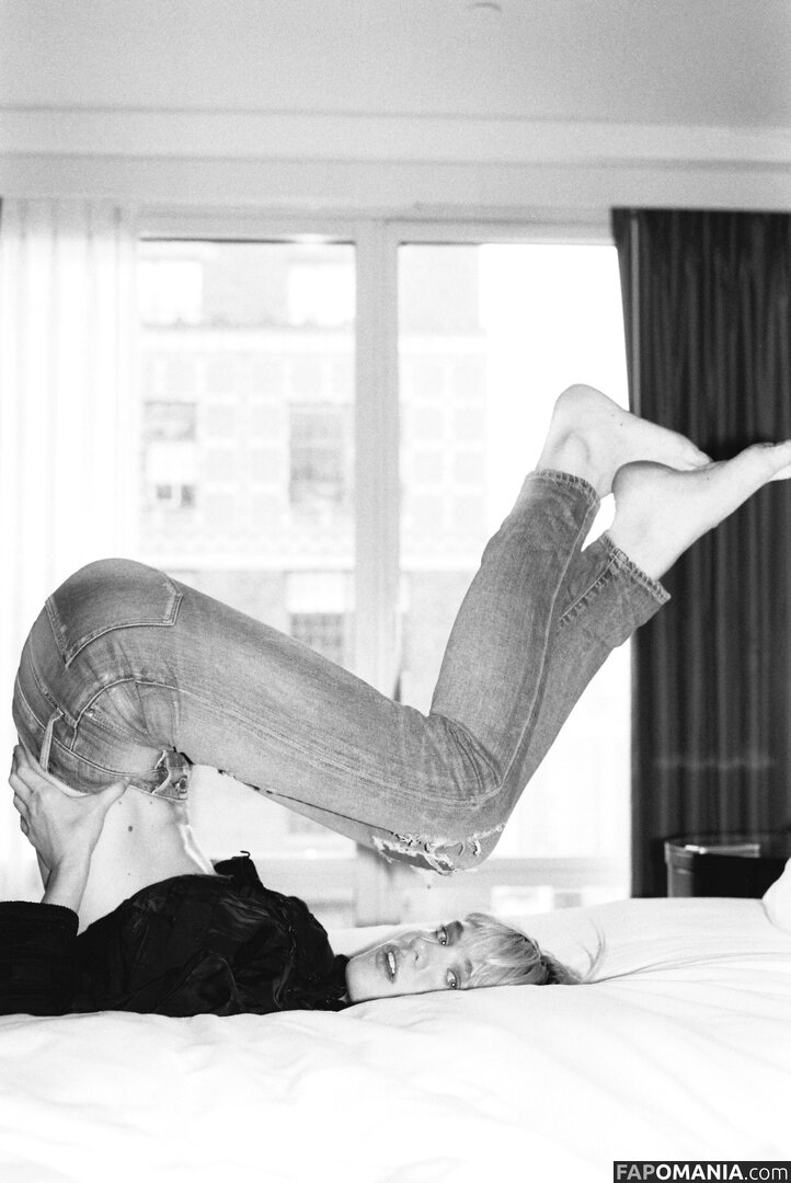 Mackenzie Davis Nu OnlyFans  Foto vazada #8