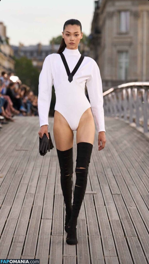 Mika Schneider / mikaschndr Nu OnlyFans  Foto vazada #1