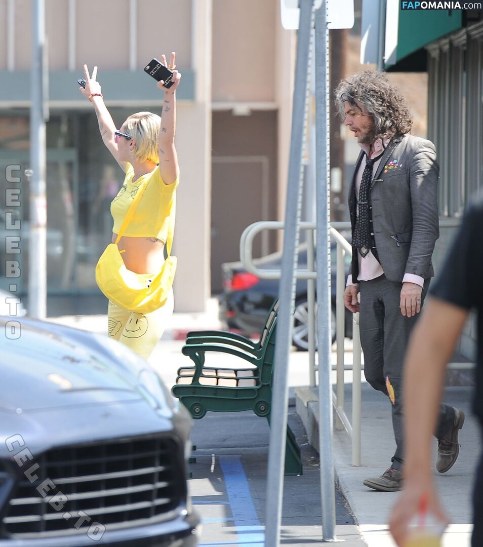 Miley Cyrus / https: / mileycyrus Nu OnlyFans  Foto vazada #4