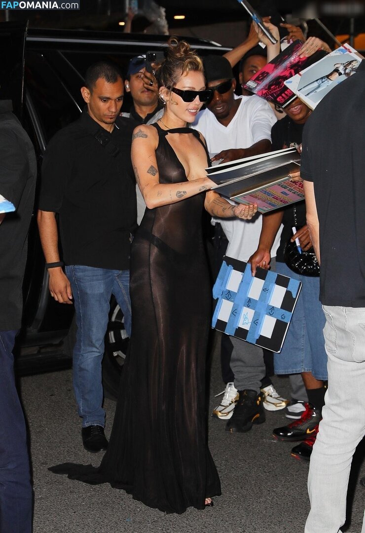 Miley Cyrus / https: / mileycyrus Nu OnlyFans  Foto vazada #10