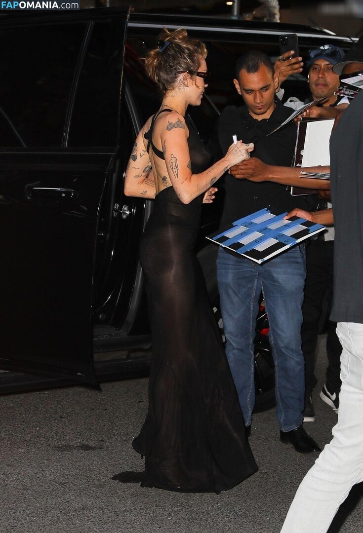 Miley Cyrus / https: / mileycyrus Nu OnlyFans  Foto vazada #20