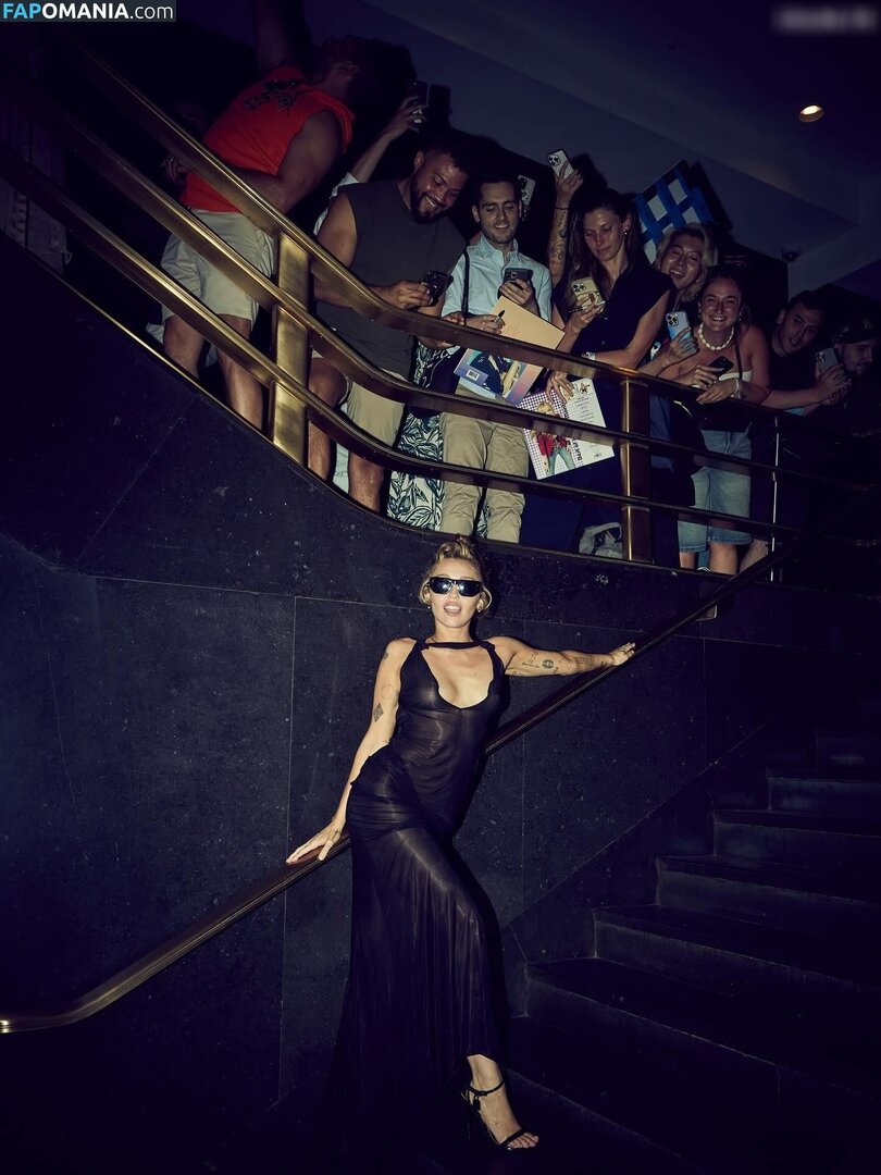 Miley Cyrus / https: / mileycyrus Nu OnlyFans  Foto vazada #26
