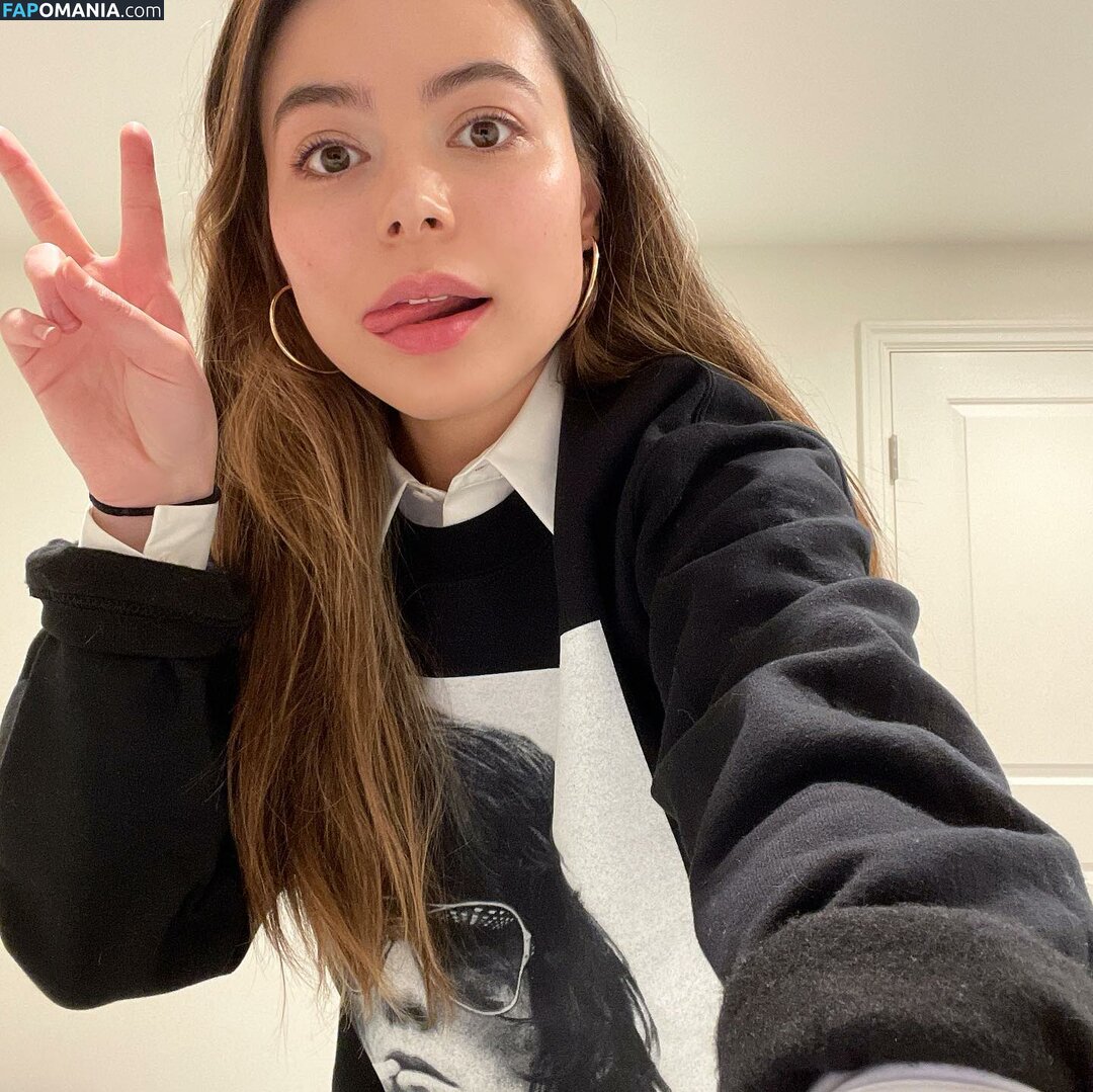Miranda Cosgrove / MirandaCosgrove / onlyfanssz Nu OnlyFans  Foto vazada #59