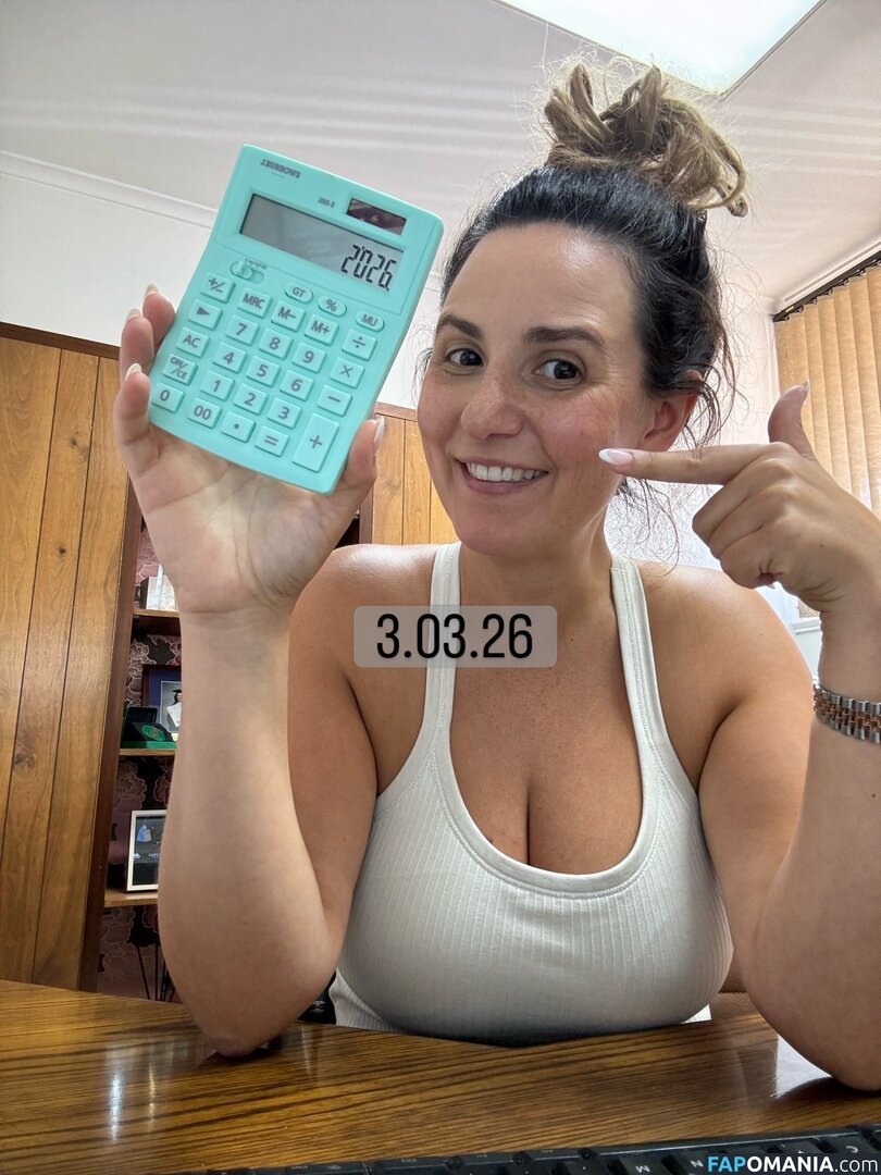 MILF Online Accountant / Miriam Holme / miriamholme Nu OnlyFans  Foto vazada #18