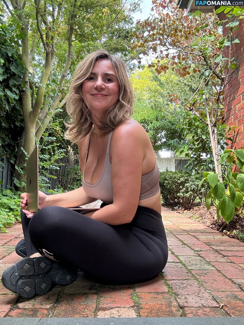 MILF Online Accountant / Miriam Holme / miriamholme Nu OnlyFans  Foto vazada #20