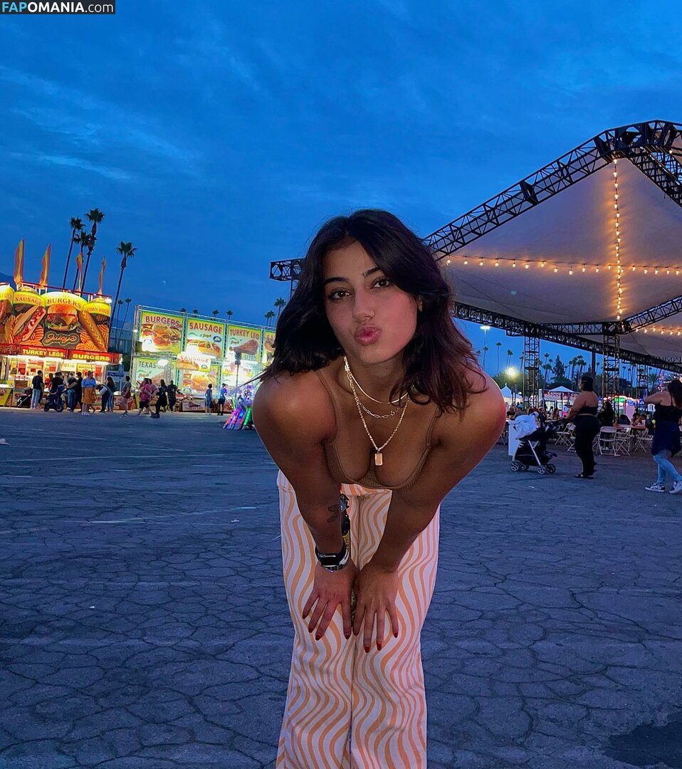 Sara Saffari / sarasaffari__ Nu OnlyFans  Foto vazada #4