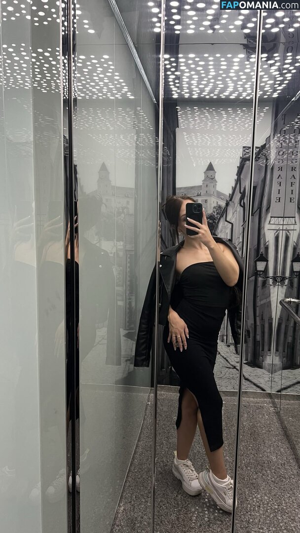 eminkarosikova / emrosik_ / secretofema Nu OnlyFans  Foto vazada #5