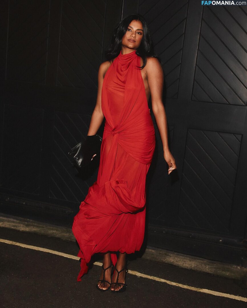 Simone Ashley / simoneashley Nu OnlyFans  Foto vazada #1