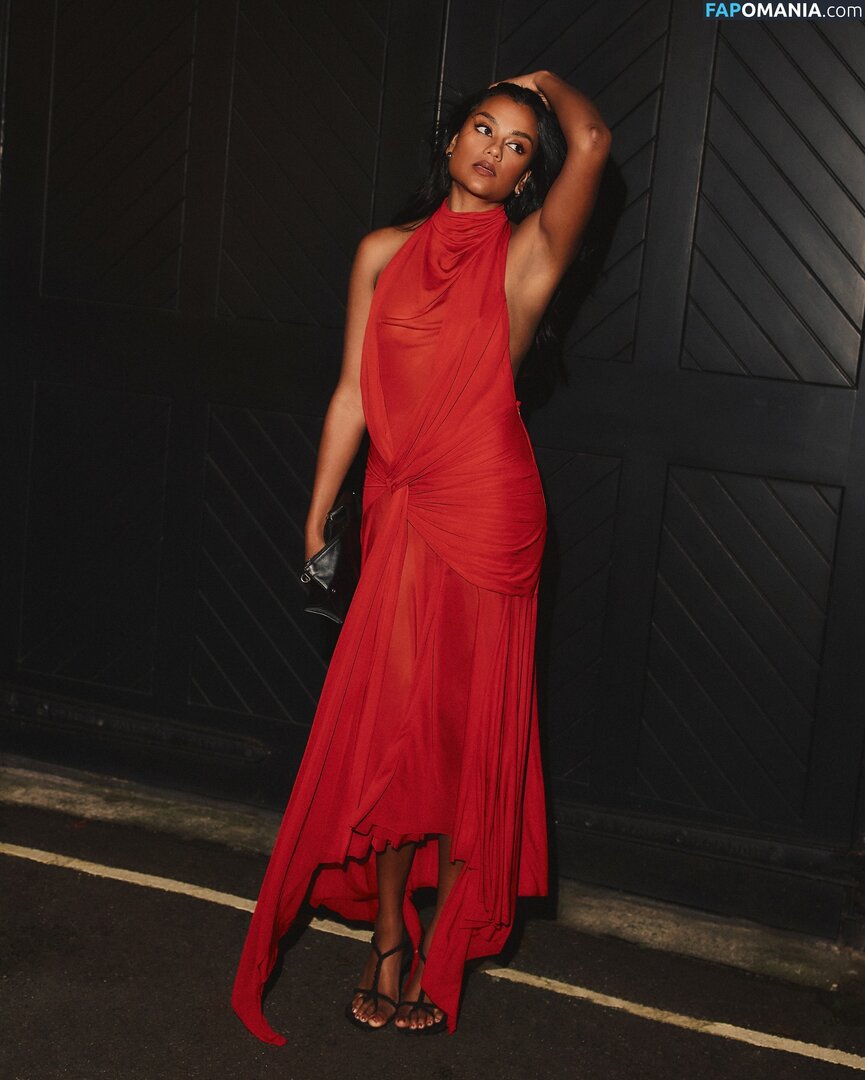 Simone Ashley / simoneashley Nu OnlyFans  Foto vazada #6