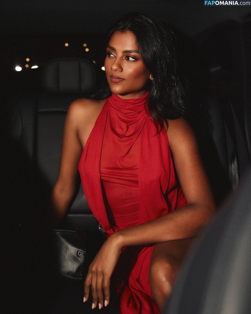 Simone Ashley / simoneashley Nu OnlyFans  Foto vazada #7