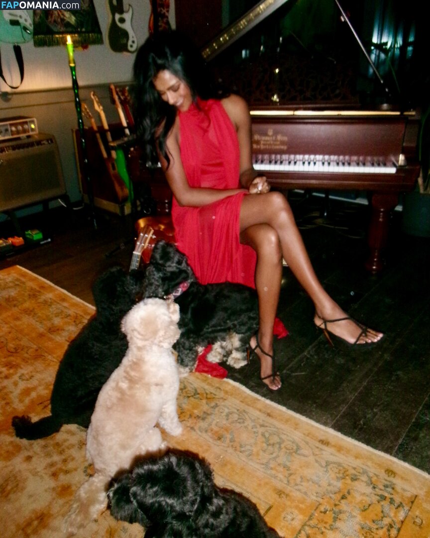 Simone Ashley / simoneashley Nu OnlyFans  Foto vazada #8