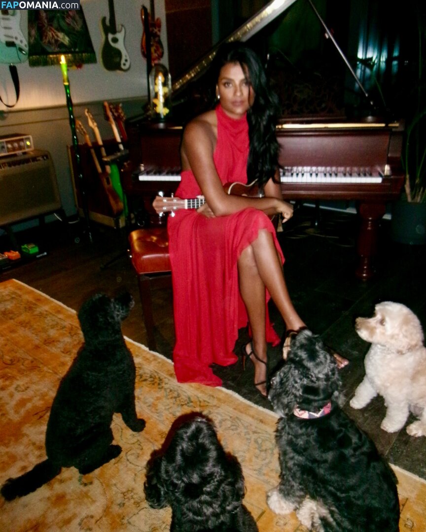 Simone Ashley / simoneashley Nu OnlyFans  Foto vazada #9