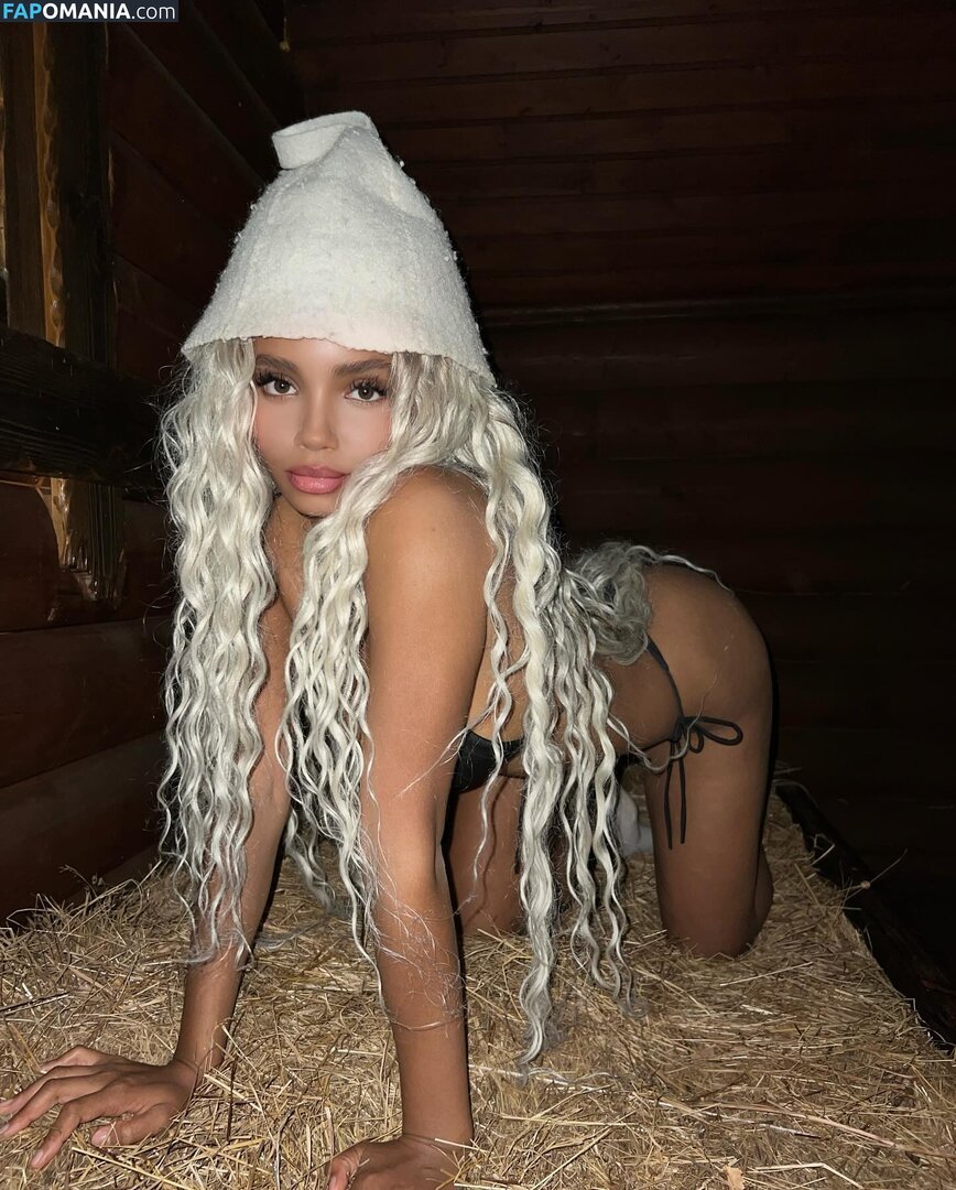 Tosyandra / victoriaonofomi Nu OnlyFans  Foto vazada #3