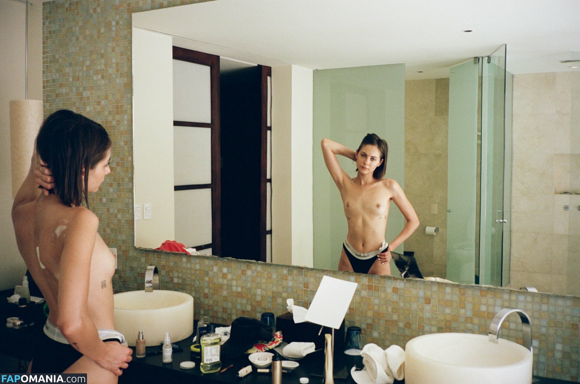 Willa Holland / willaholland Nu OnlyFans  Foto vazada #1